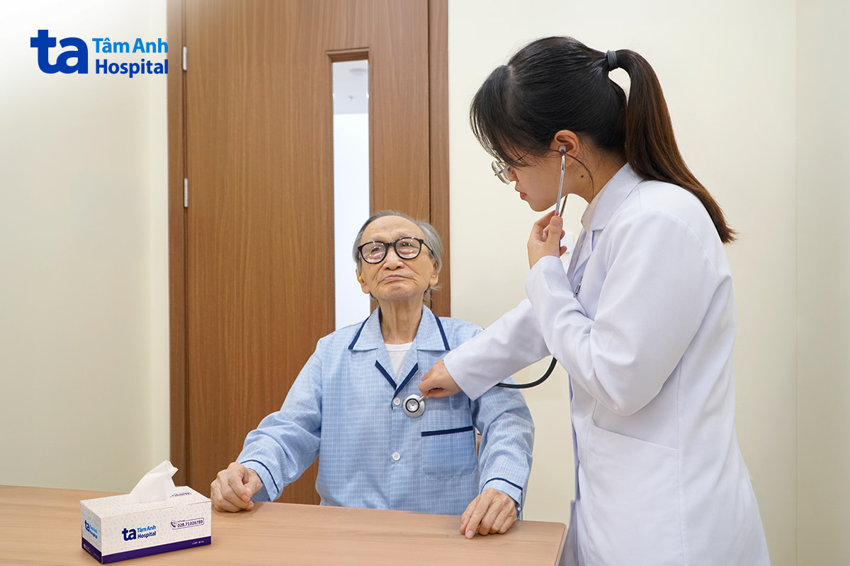 BS.CKI Dương Tỏa Ngọc Trâm kiểm tra tim mạch cho cụ Chương khi tái khám, ghi nhận sức khỏe hồi phục tốt