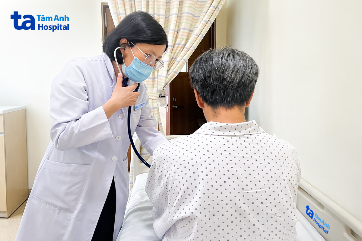 BS.CKI Hoàng Thị Bình kiểm tra sức khỏe bệnh nhân trước khi xuất viện