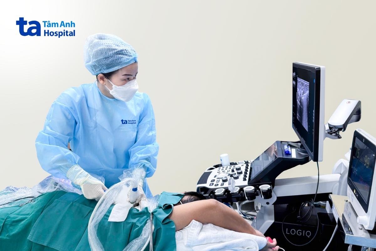 BS đang thực hiện VABB cho bệnh nhân