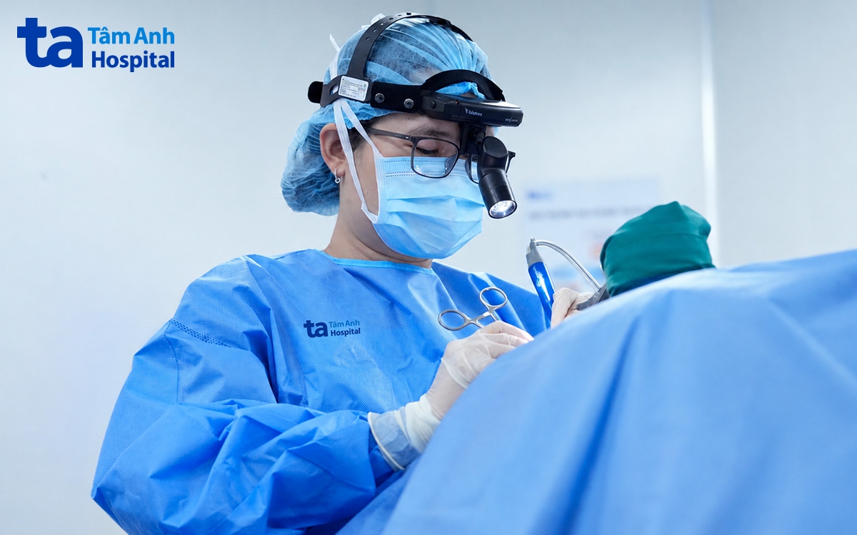 BS Hương phẫu thuật cho chị Lam