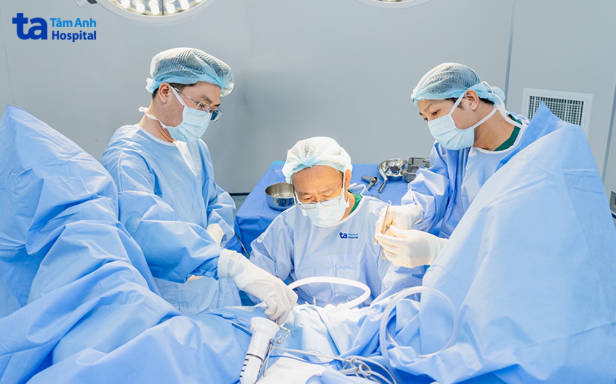 BS Khánh phẫu thuật cho anh Việt