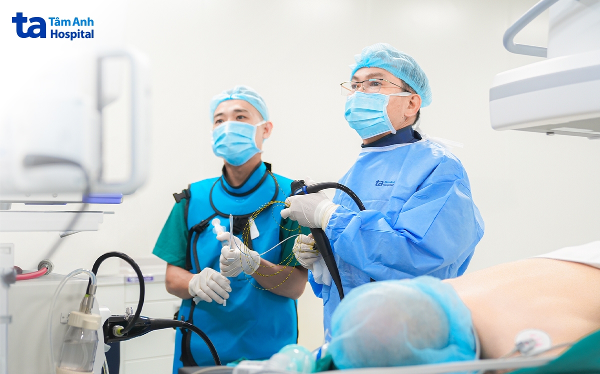 BS thực hiện đặt stent đường mật