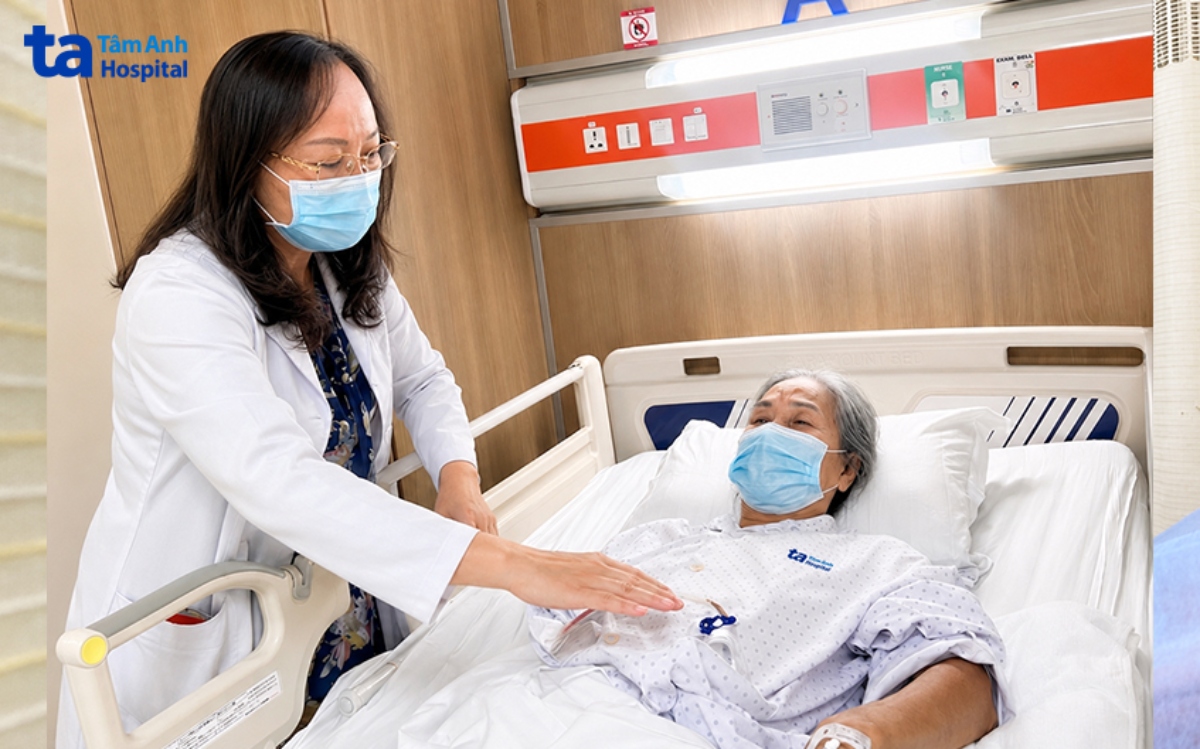 BS Thủy thăm khám cho bà Ngọc