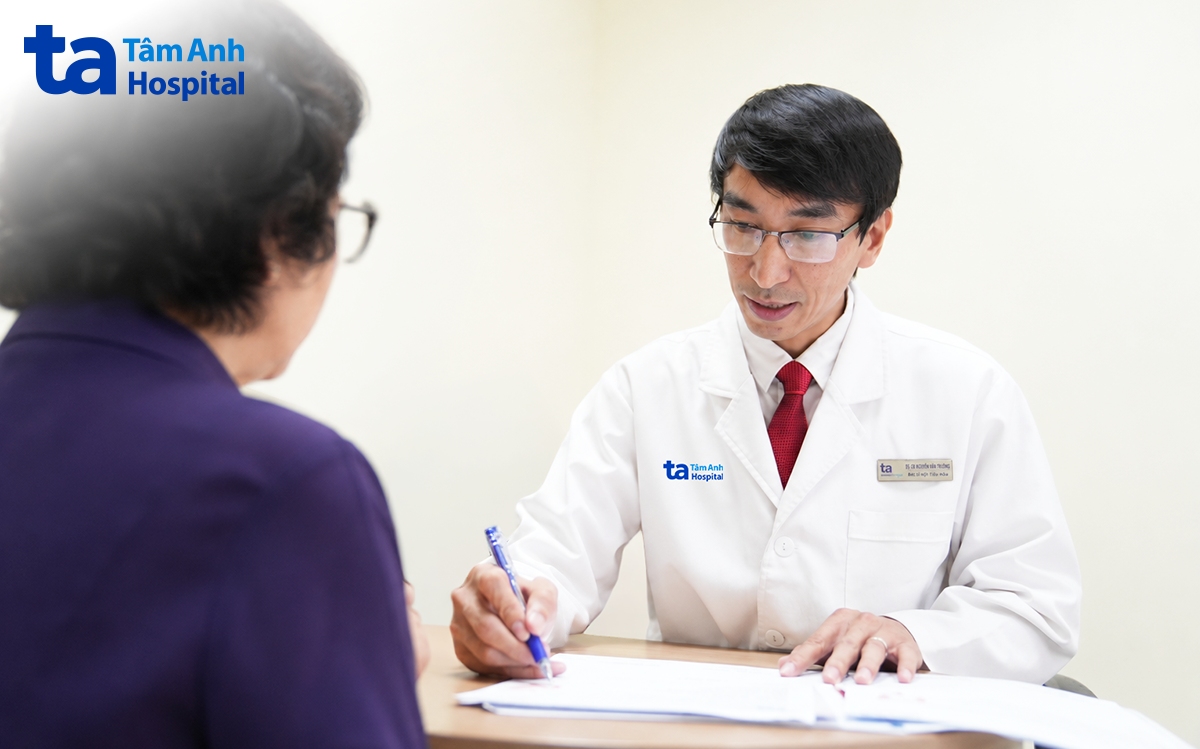 Bác sĩ Trung đang tư vấn cho bà Lài