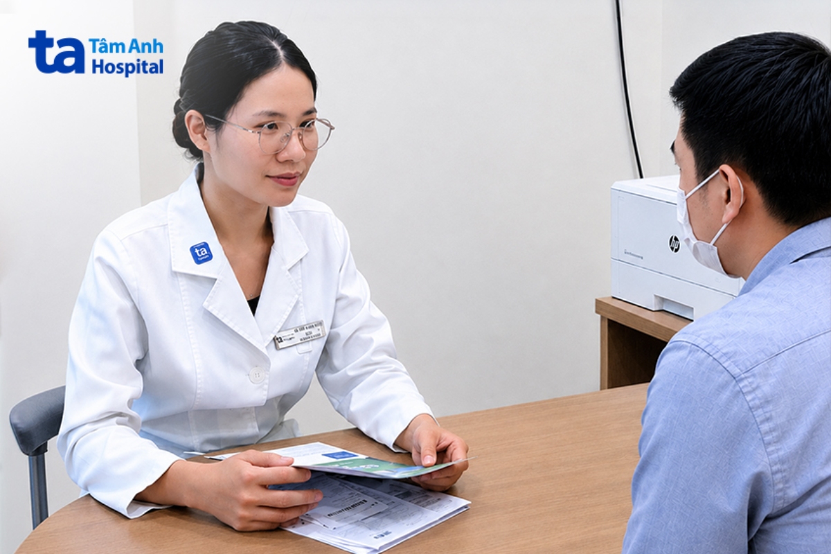BS tư vấn cho bệnh nhân amydal