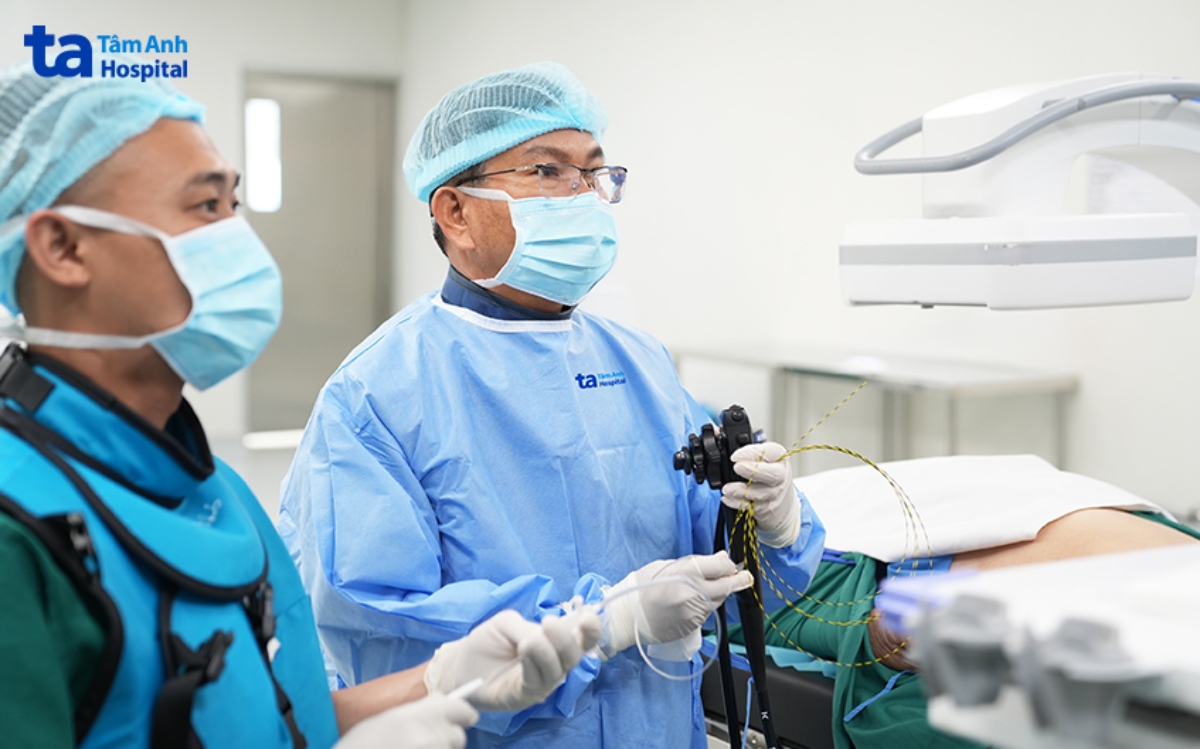 BS Tùng đặt stent cho bà Kim