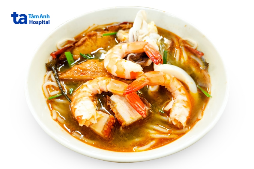 Bún mắm với tôm, mực và thịt được chế biến chín kỹ.
