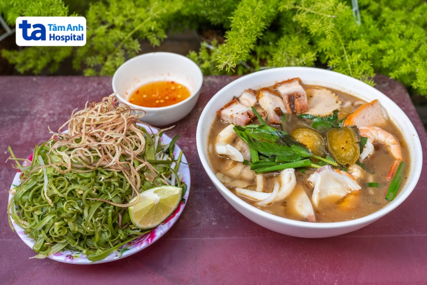 Bún mắm ăn kèm nhiều loại rau sống cần lưu ý khi mang thai.