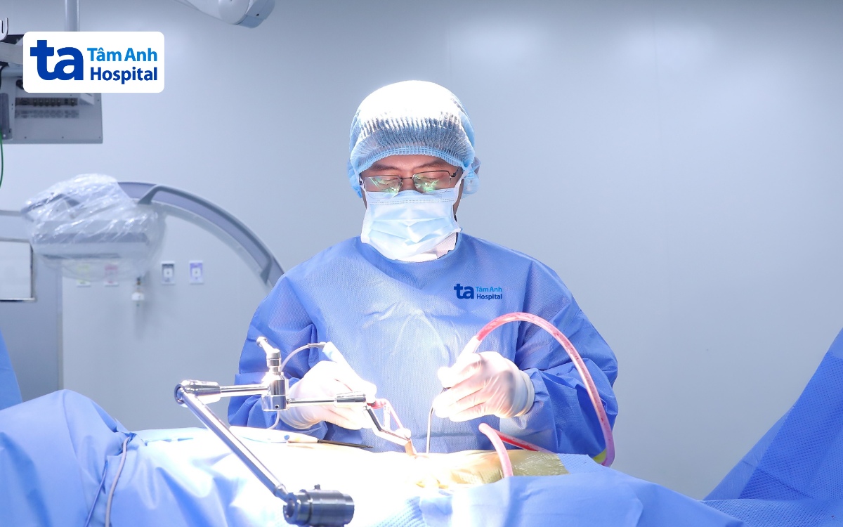 Bác sĩ Quỳnh giải ép thần kinh cho bà Láng.
