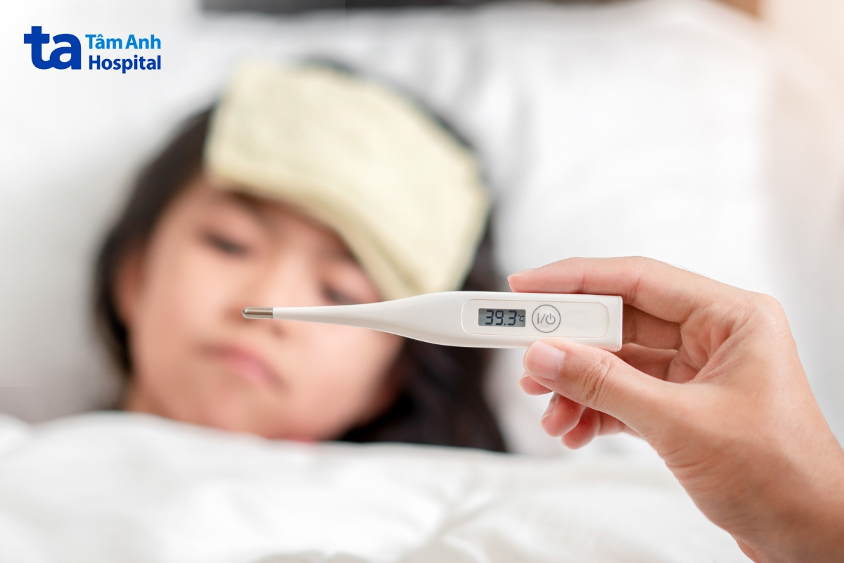cần thường xuyên kiểm tra thân nhiệt và theo sát các triệu chứng