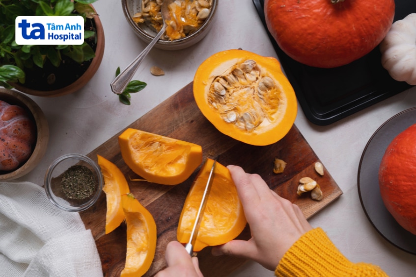 Bí đỏ tươi được cắt thành miếng để chuẩn bị chế biến.
