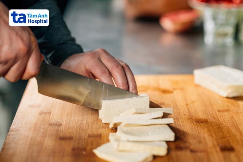 Đậu phụ được cắt thành từng miếng để chế biến món ăn.