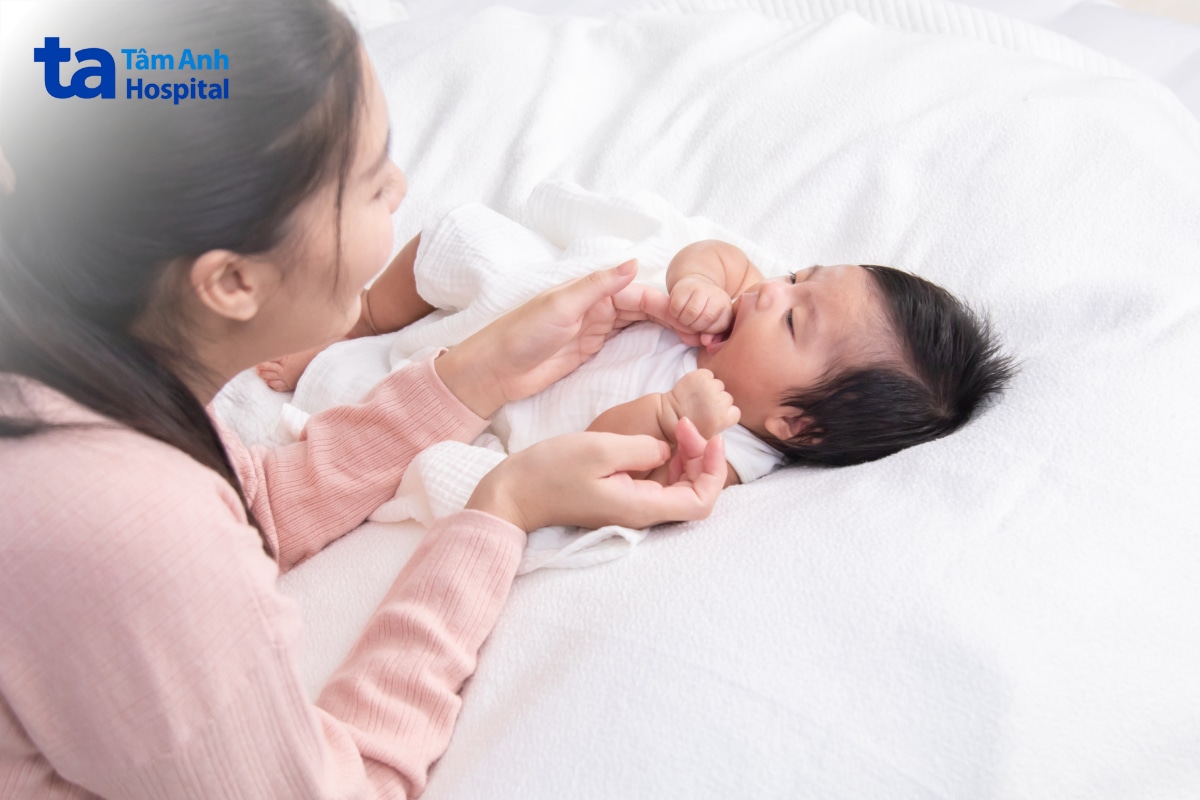 Chăm sóc và theo dõi trẻ sau sốt phát ban tại nhà.