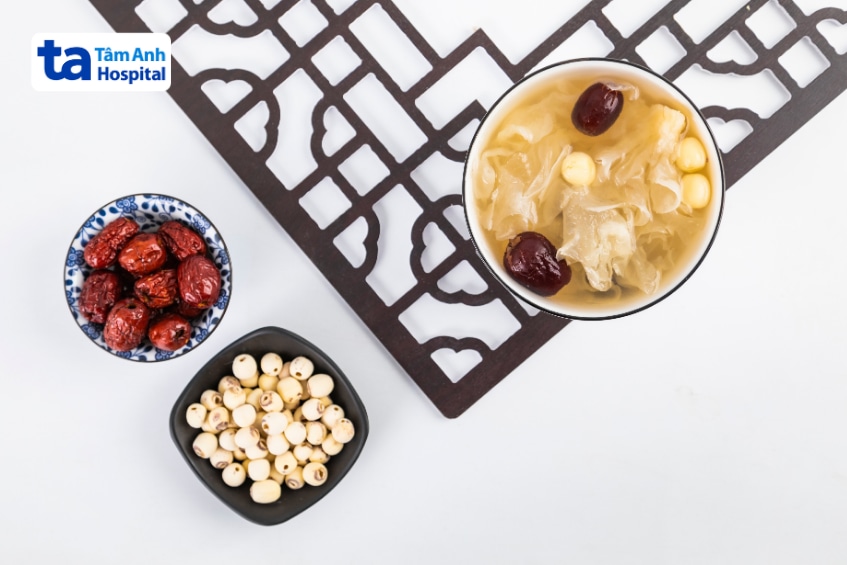 Chè hạt sen táo đỏ bổ sung năng lượng cho mẹ bầu.