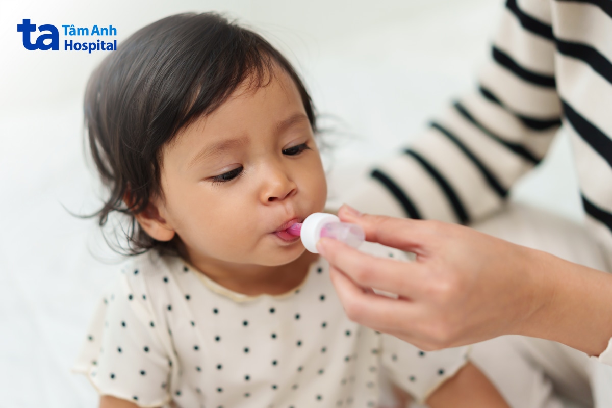 Trẻ được cho uống thuốc hạ sốt với liều lượng phù hợp theo hướng dẫn.