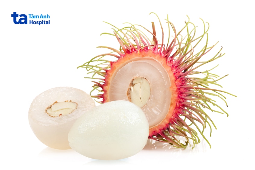 Chôm chôm tươi bóc vỏ lộ phần thịt trắng ngọt, nhiều lợi ích sức khỏe