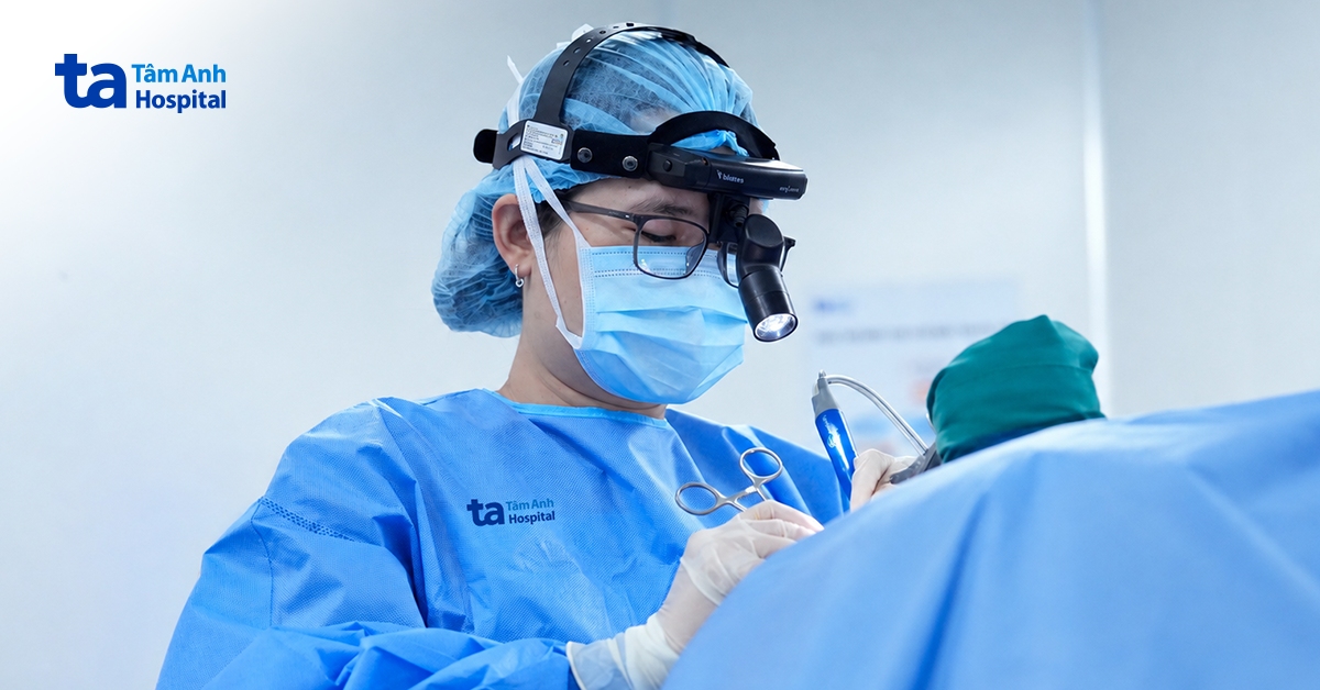 Cô gái ngủ ngáy, ngưng thở khi ngủ do viêm amidan, VA quá phát