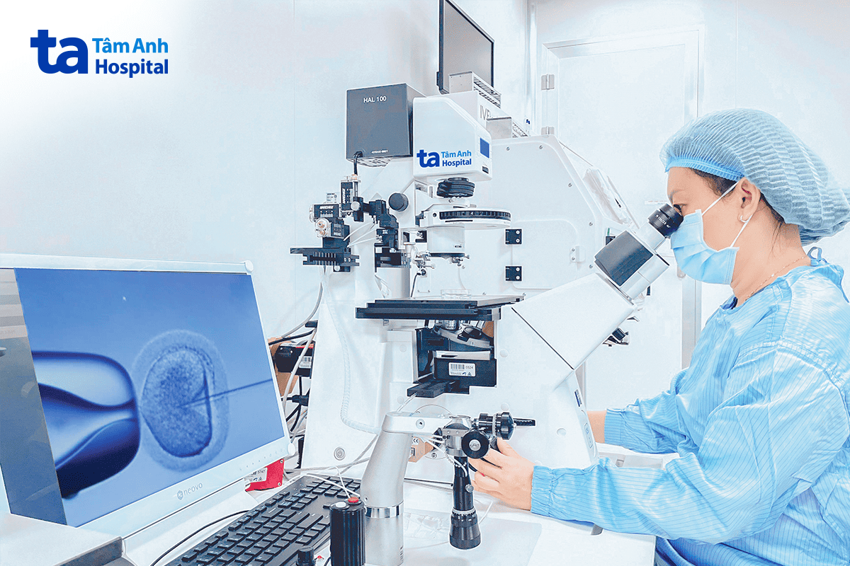 chuyên viên phôi học thực hiện kỹ thuật tiêm tinh trùng vào bào tương trứng