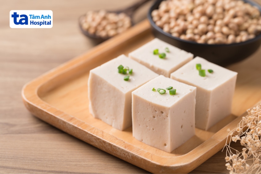 Đậu phụ làm từ đậu nành cung cấp nguồn protein thực vật.
