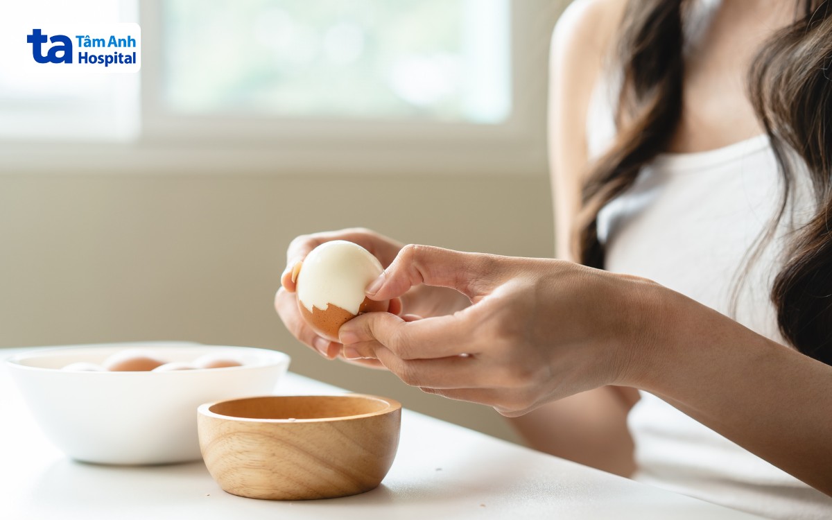 đi ngoài ăn trứng được không