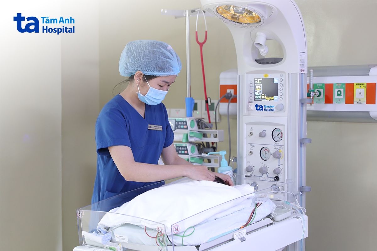 điều dưỡng túc trực chăm sóc bé 24/7