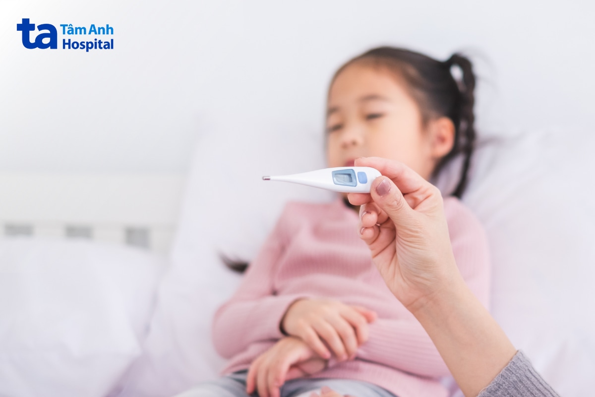 Theo dõi thân nhiệt là lưu ý quan trọng khi chăm sóc trẻ thiếu G6PD bị sốt.
