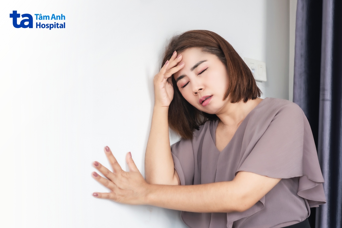 đói cồn cào, đổ mồ hôi, nhìn mờ, chóng mặt…