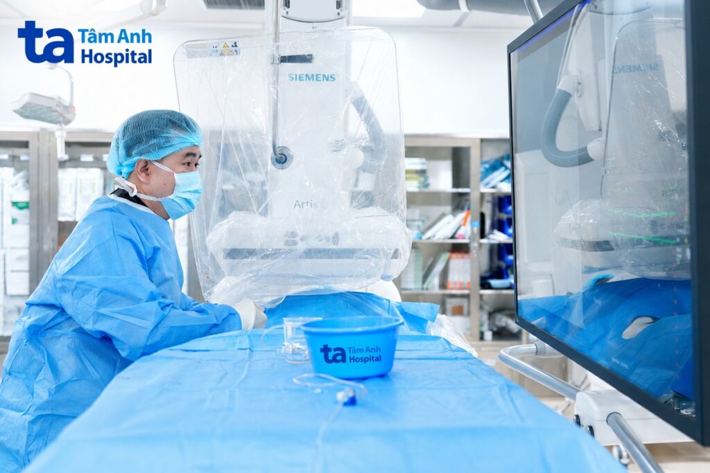 BS.CKI Nguyễn Trung Đức can thiệp mạch lấy huyết khối cho ông Thái.