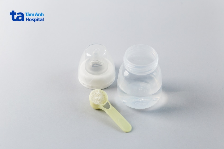 Dụng cụ pha sữa và nguồn nước cần đảm bảo vệ sinh cho trẻ