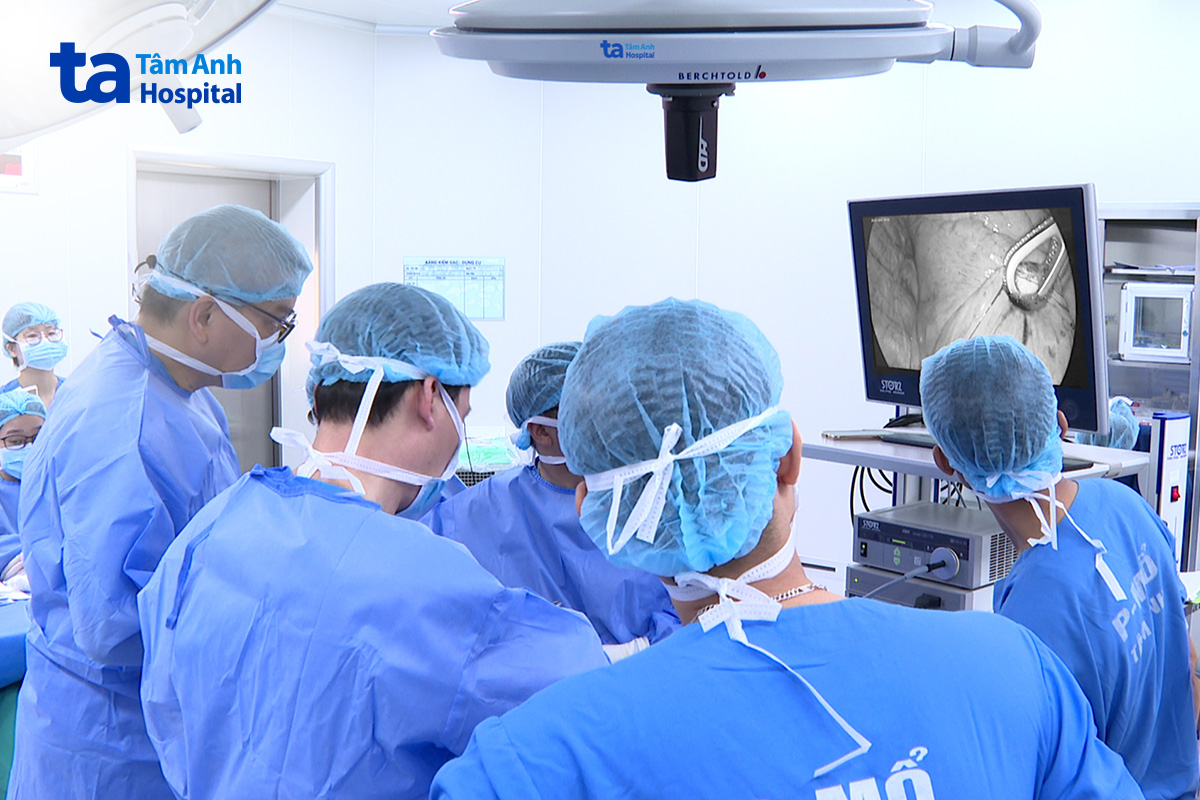 Ê kíp thực hiện phẫu thuật nội soi cắt thùy trên phổi phải kết hợp nạo vét hạch cho người bệnh