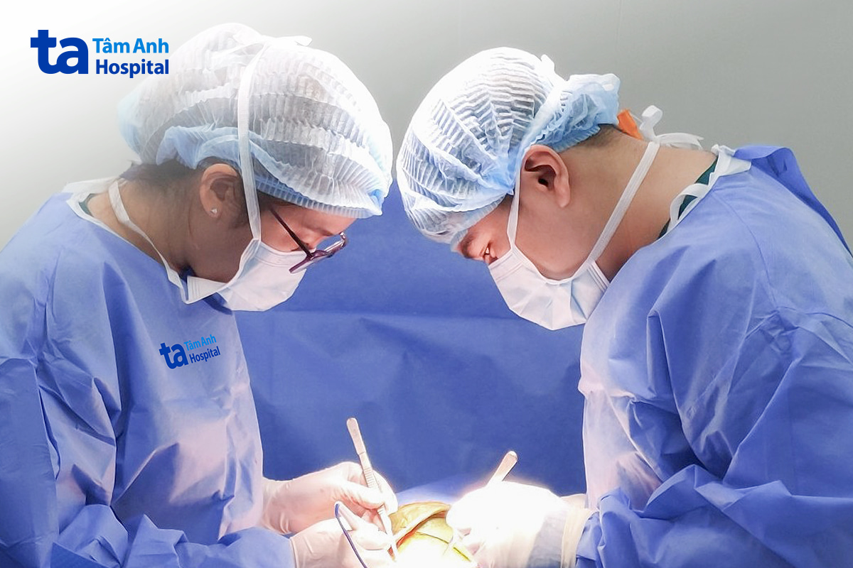 Êkíp bác sĩ Ngoại Lồng ngực - Mạch máu phẫu thuật lấy khối u cho bệnh nhân