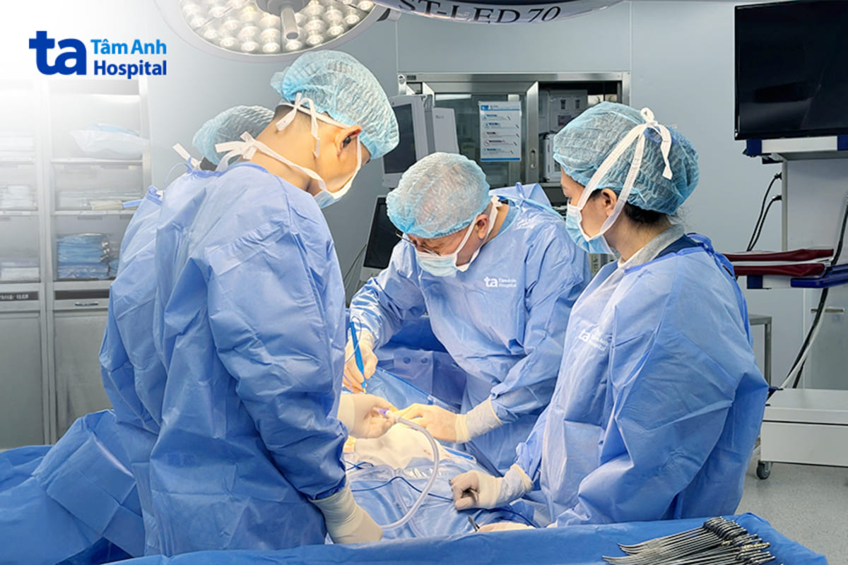 ekip bác sĩ phẫu thuật cho người bệnh