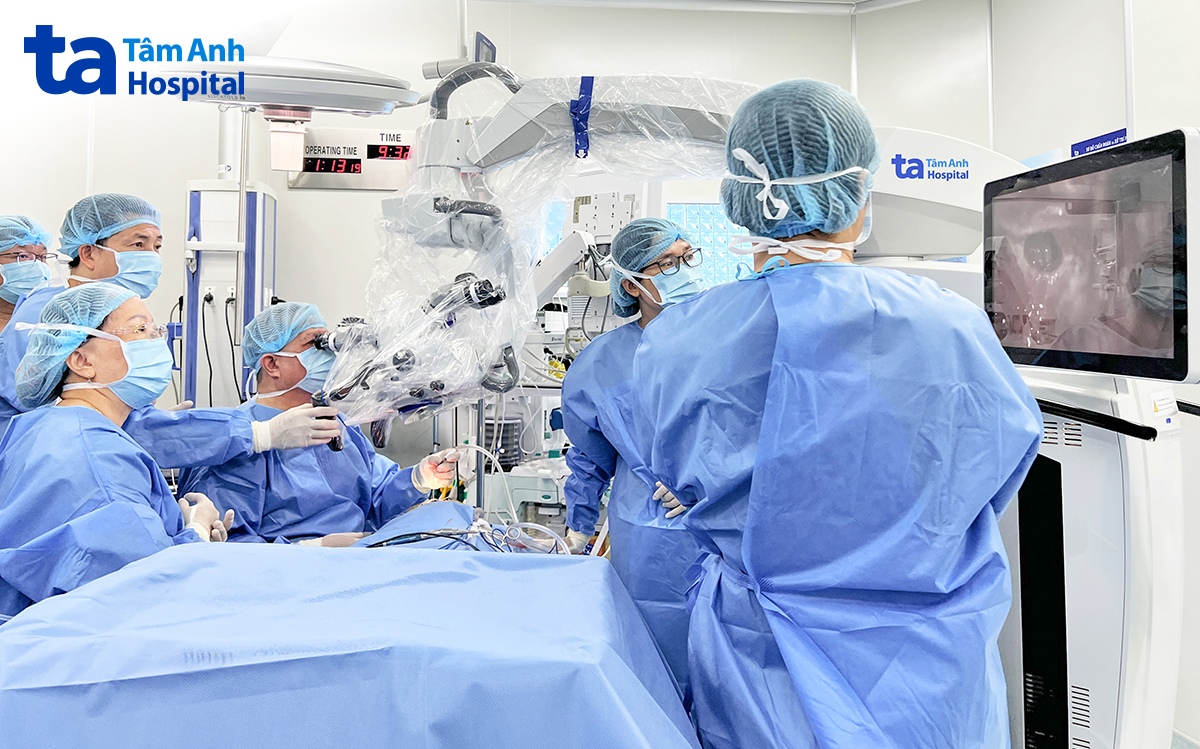 ekip phẫu thuật cấy ốc tai