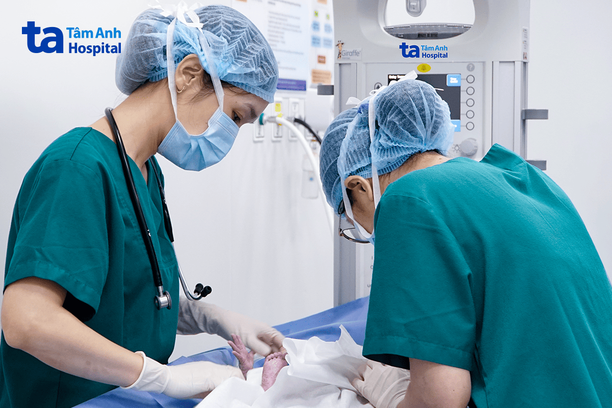 êkíp sơ sinh kiểm tra sức khỏe cho con gái chị hương