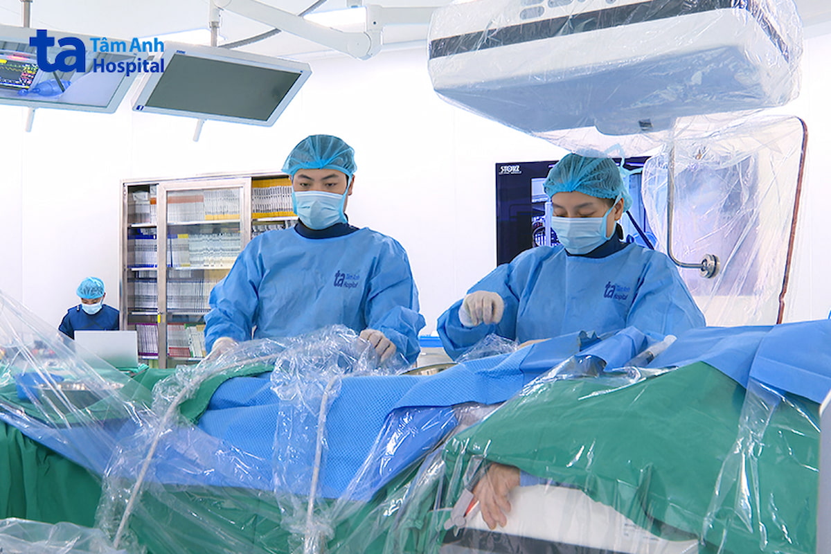 Êkíp thực hiện gây xơ bằng cồn tuyệt đối cho người bệnh dưới hướng dẫn của hệ thống chụp mạch số hóa xóa nền DSA
