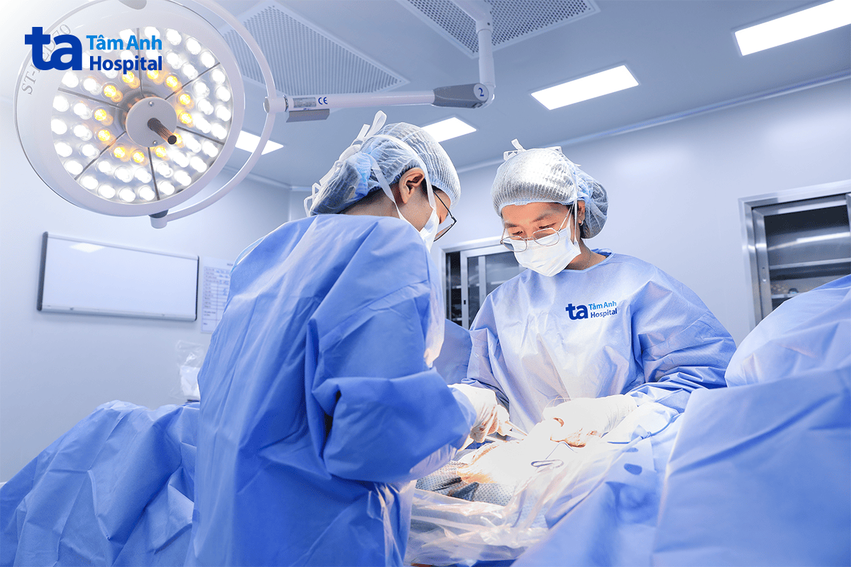 êkíp trung tâm sản phụ khoa mổ lấy thai cho sản phụ