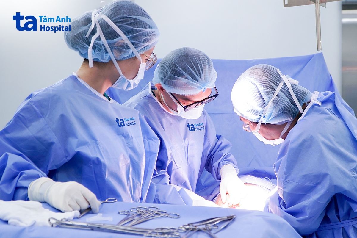 êkíp trung tâm sản phụ khoa mổ lấy thai cho sản phụ