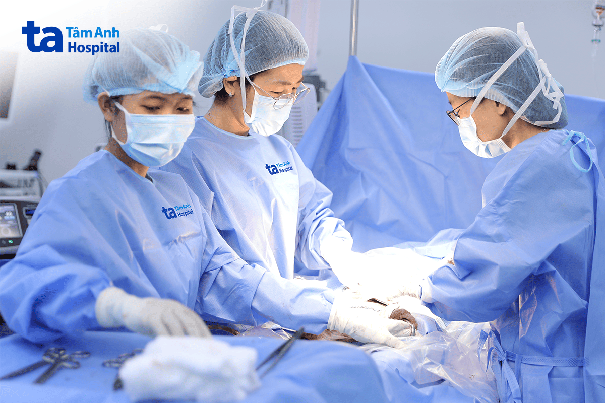 êkíp trung tâm sản phụ khoa mổ lấy thai cho sản phụ