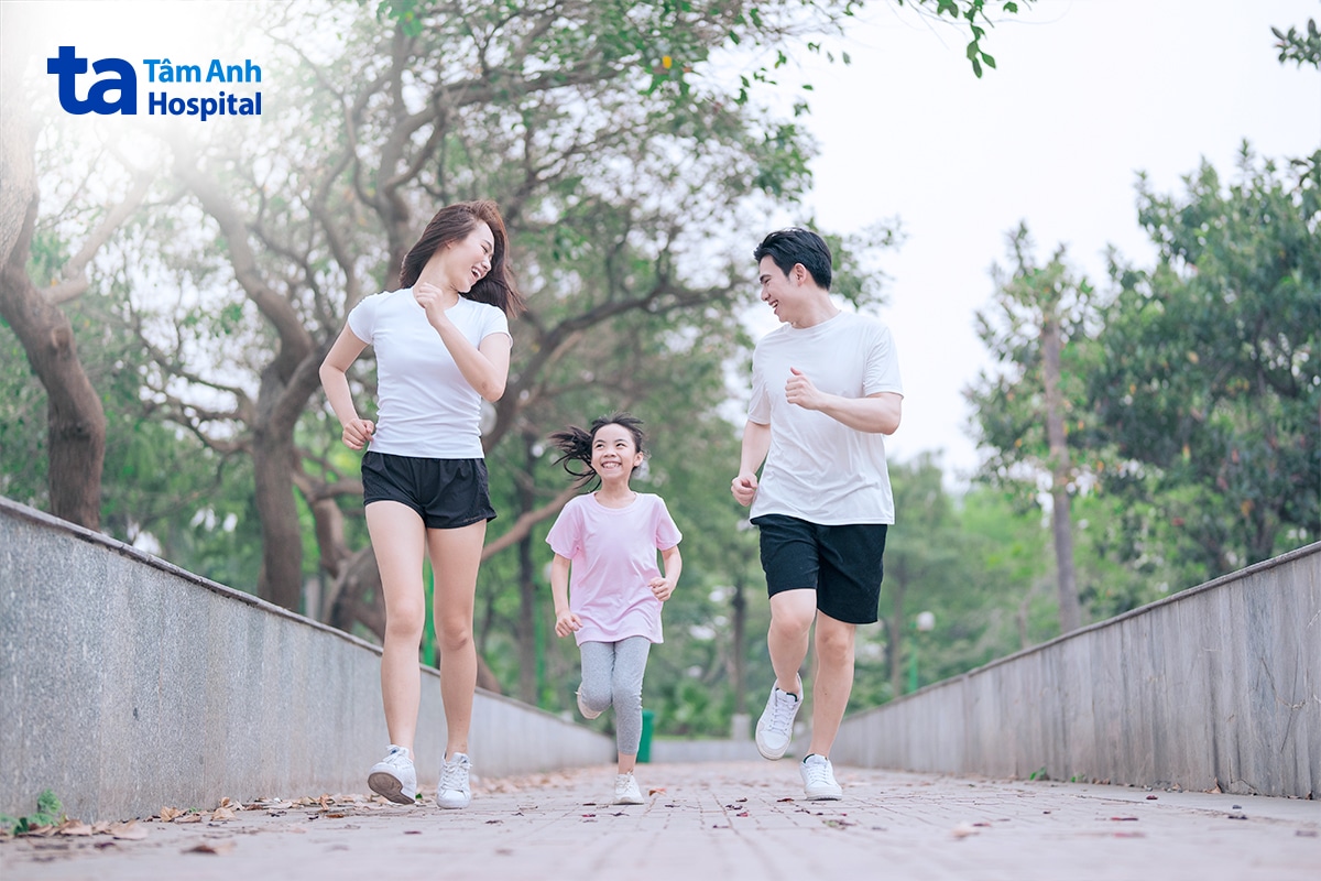 Gia đình cùng trẻ vận động thể chất ngoài trời.