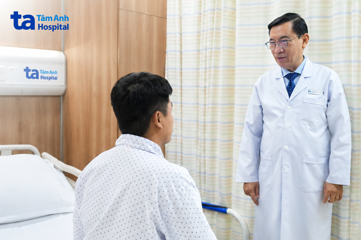Giáo sư Nhân khuyên bệnh nhân bỏ thuốc lá để phòng ngừa tái hẹp mạch vành dẫn đến tái phát nhồi máu cơ tim