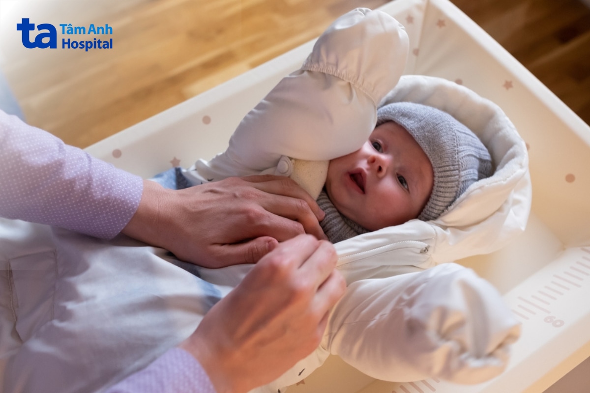 Không nên ủ quá nóng khi trẻ lạnh tay chân nhưng không sốt