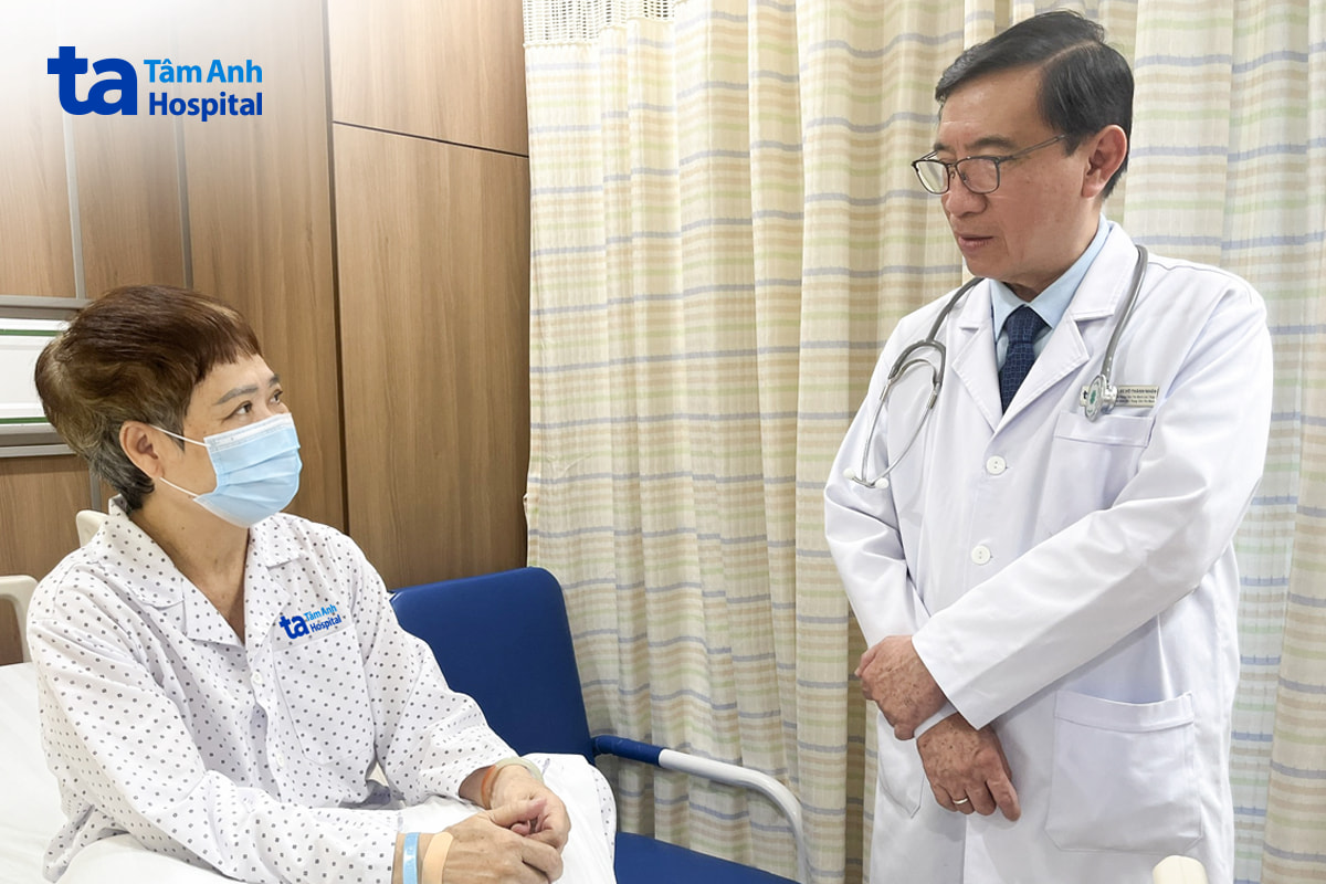GS.TS.BS Võ Thành Nhân hướng dẫn bệnh nhân chế độ sinh hoạt và tái khám sau khi xuất viện
