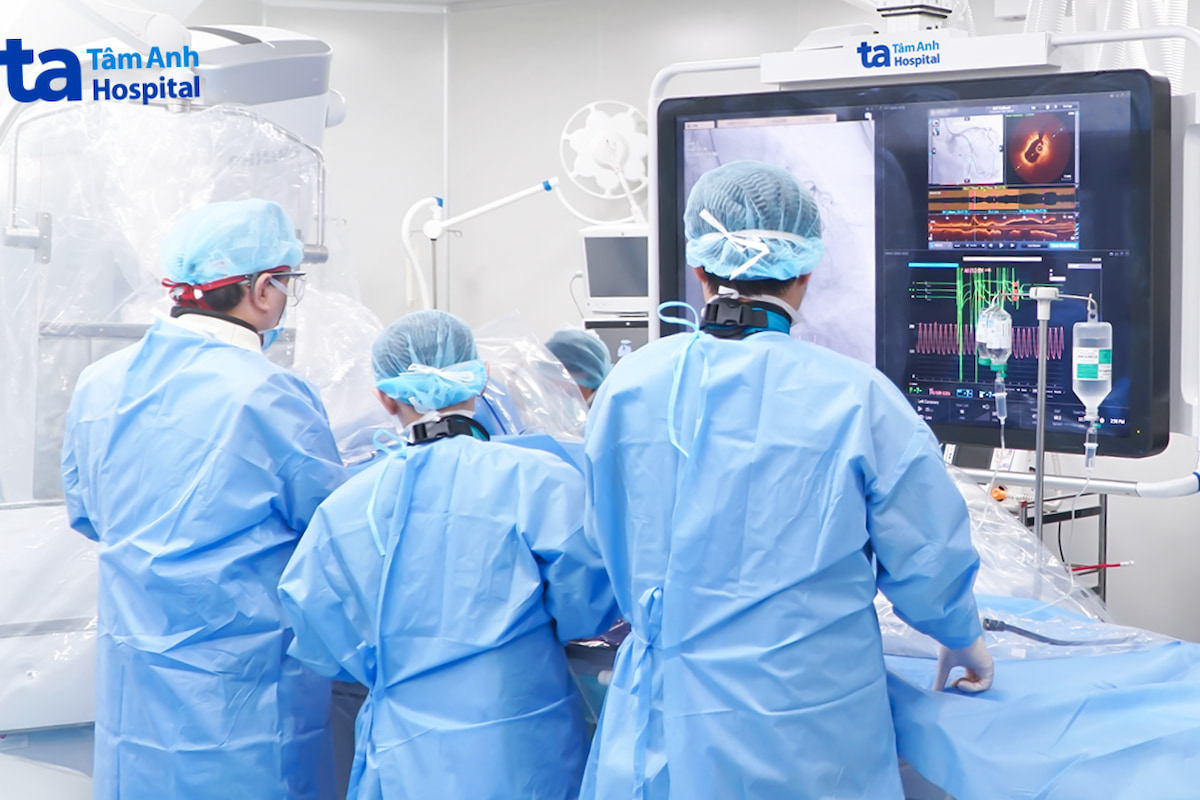 GS.TS.BS Võ Thành Nhân (ngoài cùng bên trái) và êkíp đặt stent cho bệnh nhân nhồi máu cơ tim cấp