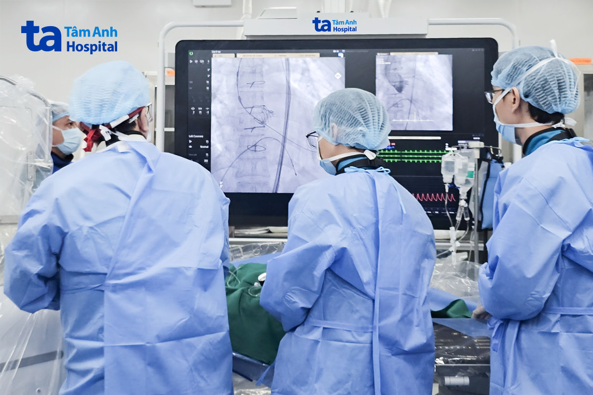 GS.TS.BS Võ Thành Nhân và êkíp cấy “van trong van” điều trị tái hẹp van động mạch chủ cho bệnh nhân