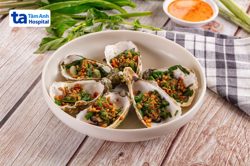 Hàu nướng mỡ hành được chế biến chín kỹ phù hợp cho bà bầu.