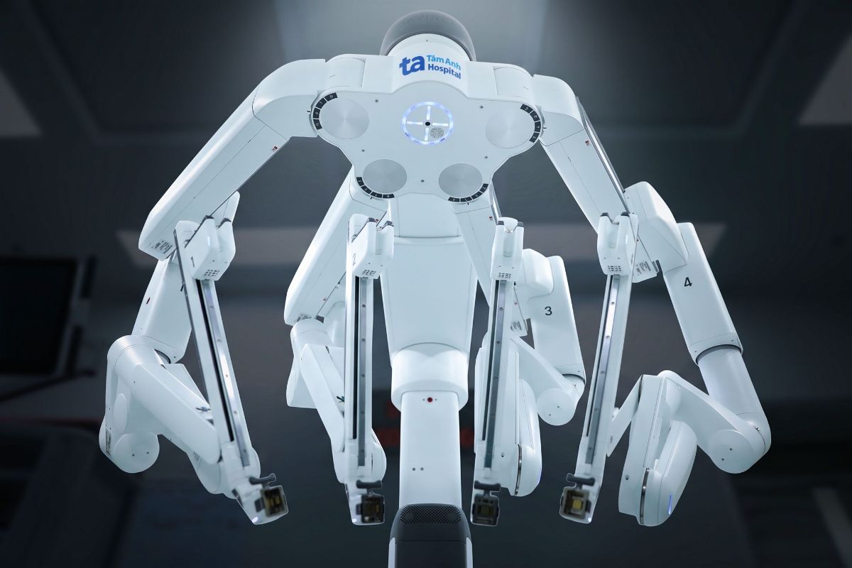 hình ảnh robot da vinci xi trong phòng mổ