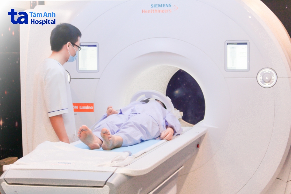 khách hàng đang chụp cộng hưởng từ