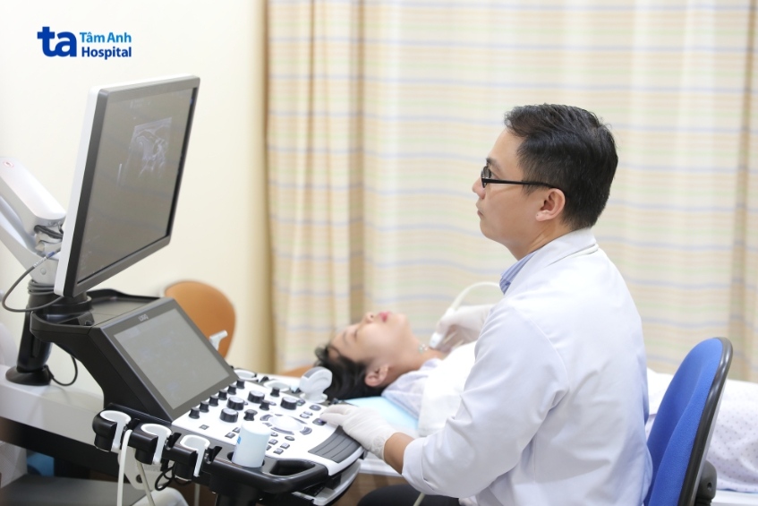 Khách hàng được bác sĩ siêu âm tuyến giáp