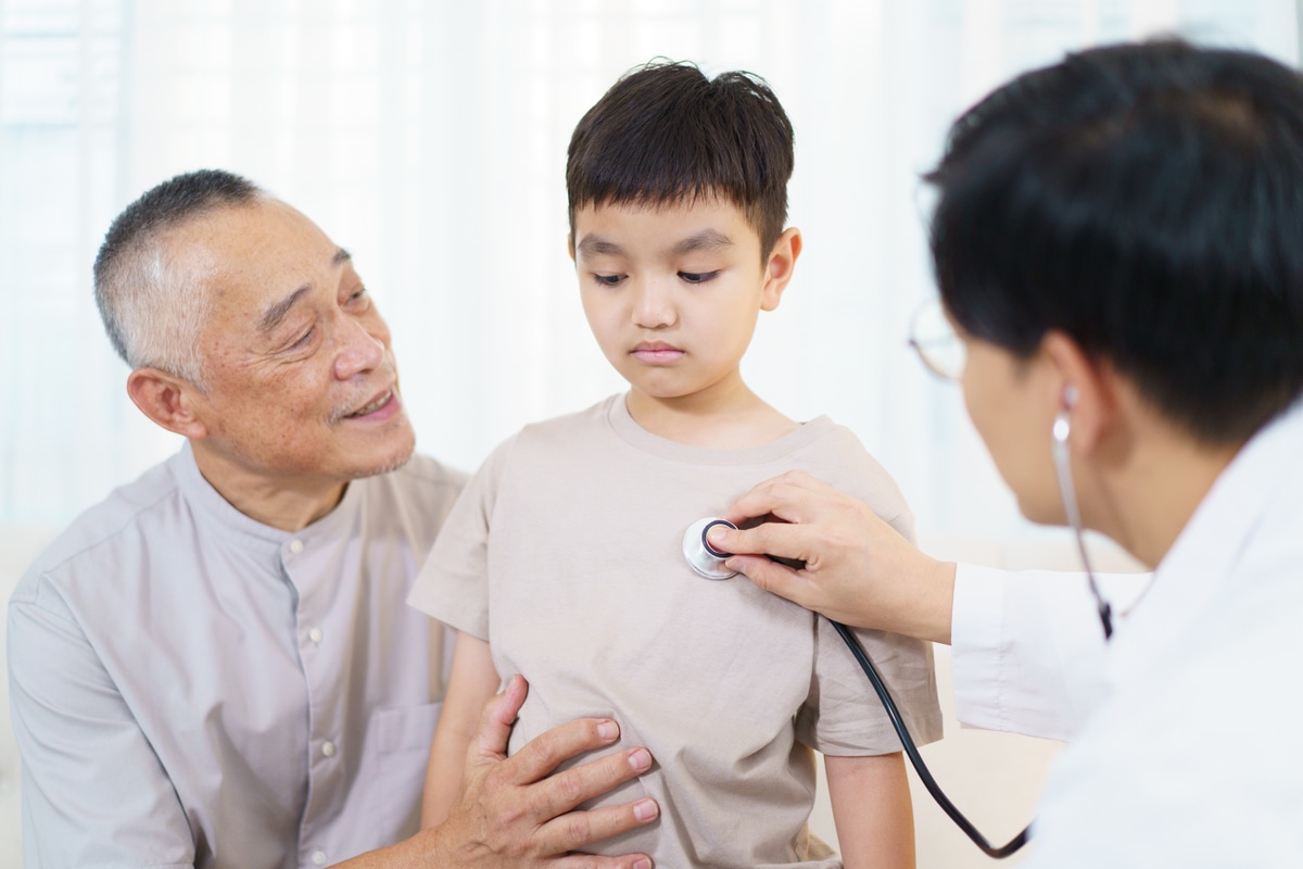 Bác sĩ khám sức khỏe cho trẻ bị đau bụng kéo dài