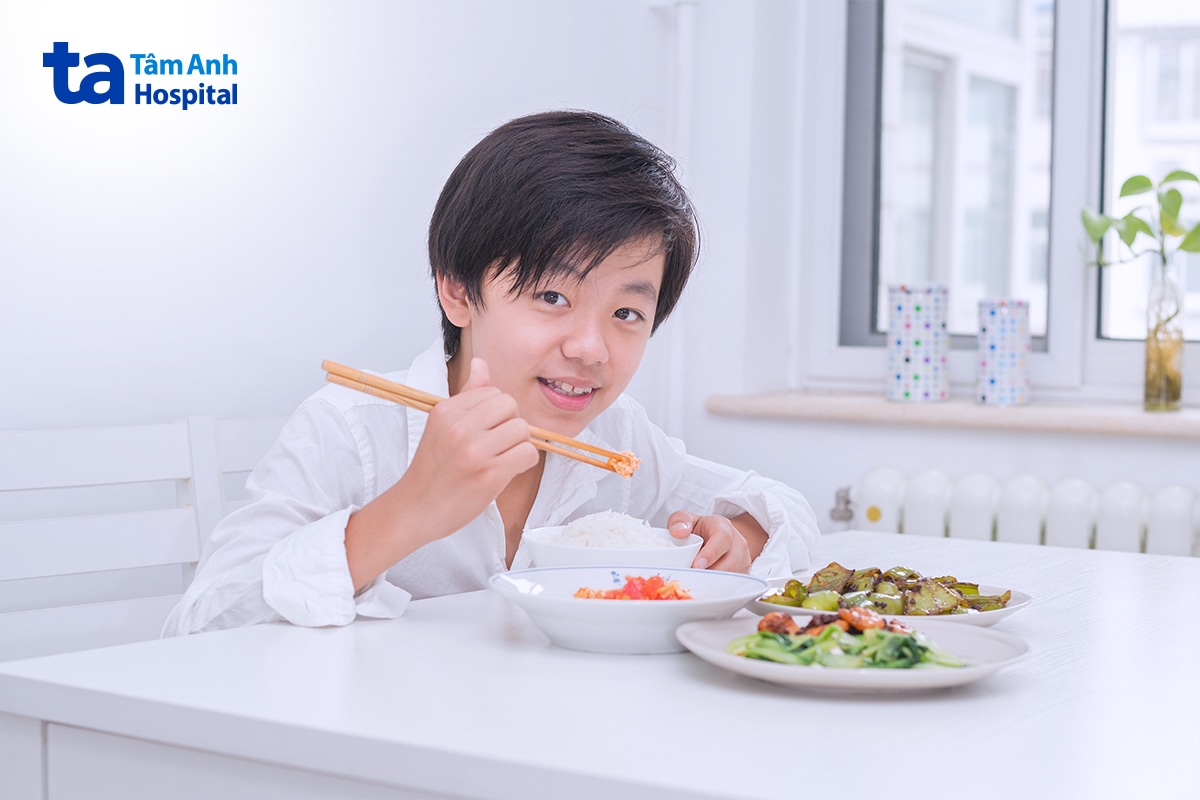 Khẩu phần ăn cân đối với đa dạng nhóm thực phẩm.